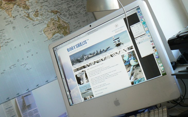 Monitorarbeitsplatz mit grafischen Designs